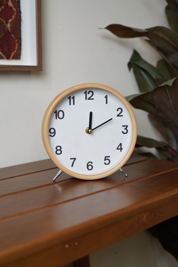 O5-23 ساعة منضدية دائرية 23 سم إطار خشبي